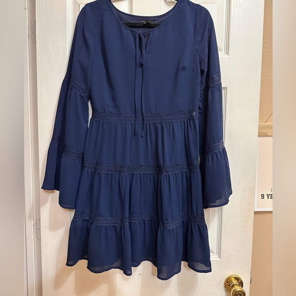 Soieblu Medium Beautiful Midi Dress with Flowy Sleeves - Picture 3 of 3